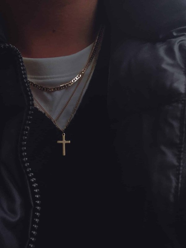 La croix en argent pour homme moderne : l'alliance de tradition et de style contemporain