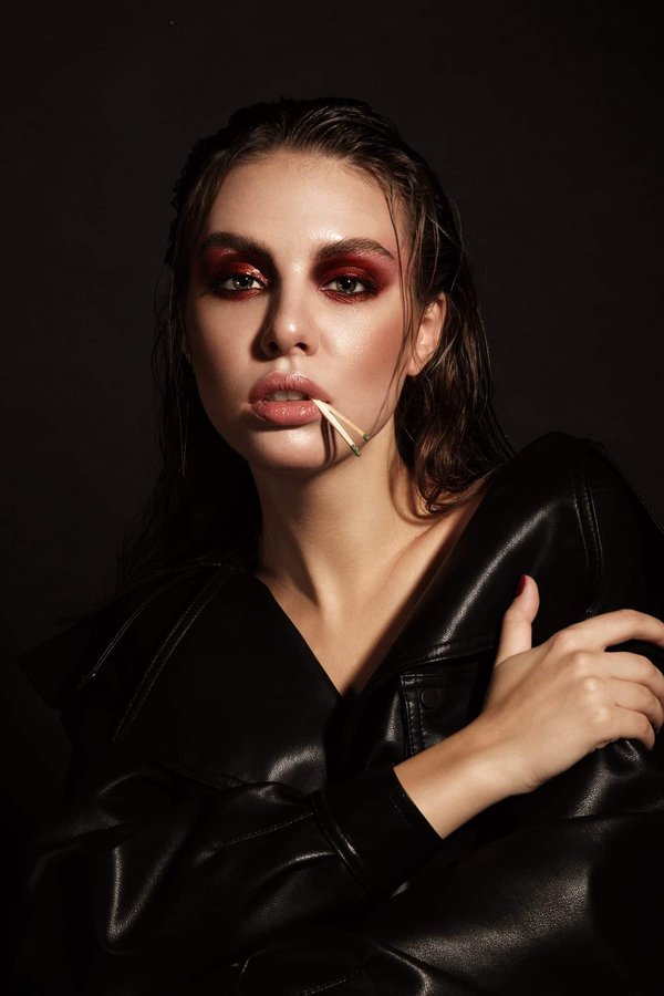 L'alliance parfaite de l'élégance traditionnelle et du style moderne : la croix en argent pour l'homme d'aujourd'hui