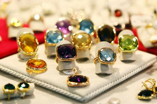 Que faut-il savoir sur les bijoux soleil avant tout achat ?